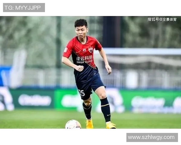 后卫足球明星全景展示及精彩瞬间汇总，尽览球场上最强防线的风采与魅力