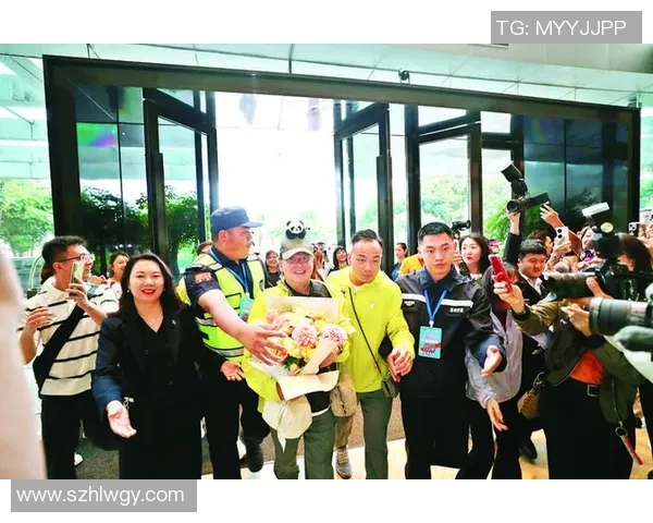 足球明星队抵达城市的瞬间引发热烈欢迎现场气氛火爆令人期待的比赛即将开始 足球明星队抵达城市的瞬间引发热烈欢迎现场气氛火爆令人期待的比赛即将开始